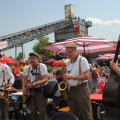 „The Speedos“ sorgten für beste Stimmung und ernteten tosenden Applaus. Ihre Lieder gingen ins Ohr, traten sie doch mit ihren mobilen Instrumenten direkt im Publikum auf. 