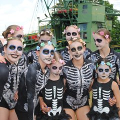 Die Sportakrobatinnen der Sportvereinigung Harleshausen-Kassel boten inmitten der Bergbaubagger und Bergbaulokomotiven ein mitreißendes Showprogramm. 