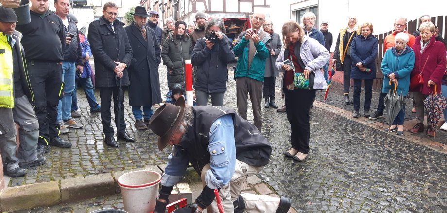 Vor dem ehemaligen Wohnhaus von Irma Rosenbusch in der Marktstraße 15 verlegte der Künstler Gunter Demnig vier Stolperseine. Irma gelang 1938 die Flucht nach Palästina.