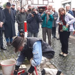 Vor dem ehemaligen Wohnhaus von Irma Rosenbusch in der Marktstraße 15 verlegte der Künstler Gunter Demnig vier Stolperseine. Irma gelang 1938 die Flucht nach Palästina.