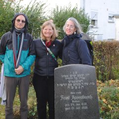 Noam, Rachel und Ronni Shendar besuchten auf dem Jüdischen Friedhof in Borken die Grabstätte von Feist Rosenbusch, der – hoch angesehen und hochbetagt – im Jahr 1928 in Borken verstarb. Die Familie Rosenbusch lässt sich bereits im 18. Jahrhundert in Borken nachweisen. Auch auf dem Jüdischen Friedhof in Haarhausen finden sich Gräber dieser alteingesessenen Familie.