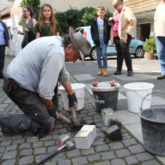 Günter Demnig verlegte bereits im Jahr 2017 Stolperseine in der Borkener Altstadt. Das Foto zeigt ihn in der Nähe der Stadtkirche, wo einst die jüdische Familie Speier lebte.