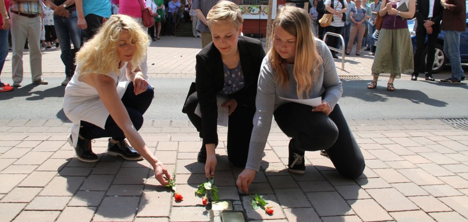 Heidrun Thomas (links), Mitarbeiterin des Hessischen Braunkohle Bergbaumuseums und zwei Schülerinnen der Gustav-Heinemann-Schule Borken legten in der Vergangenheit Blumen zur Erinnerung ehemaliger jüdischer Bürger nieder. 