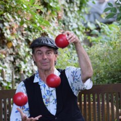 Alles aus der Luft gegriffen – clowneske Jonglage.
Gerd, der Gaukler begeistert sein Publikum mit Bällen, Äpfeln und Tüchern, die er in wildem Durcheinander durch die Luft gleiten lässt. Er erzählt komische, unglaubliche Geschichten und zeigt, was man alles mit Zigarrenkisten, fliegenden Hexenbesen und chinesischen Eierbechern anstellen kann.
