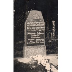 Das Grab von Seligmann und Johanna Rothschild auf dem jüdischen Friedhof in Borken-Haarhausen im originalen Zustand, heute liegt der Grabstein der beiden auf dem Boden.
