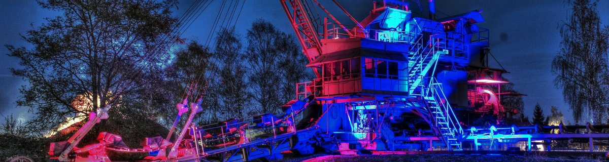 Industriekultur bei Nacht. Die Bergbaubagger des Freilichtmuseums werden kunstvoll illuminiert und bilden eine tolle Kulisse für die Aktionen. Industriekultur bei Nacht. Die Bergbaubagger des Freilichtmuseums werden kunstvoll illuminiert und bilden eine tolle Kulisse für die Aktionen.